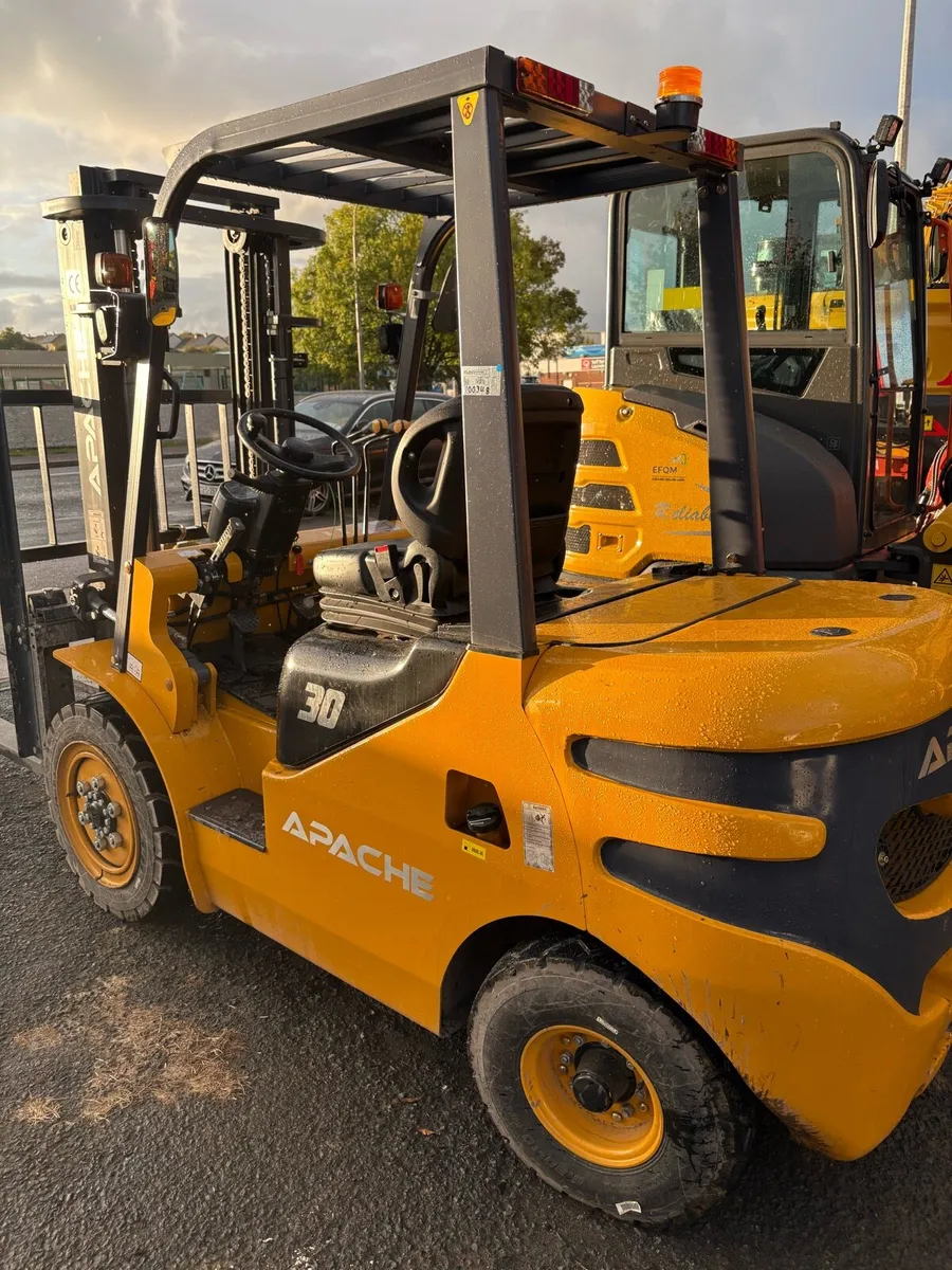26 Apache 3ton Forklift 2Stage mast - Image 2