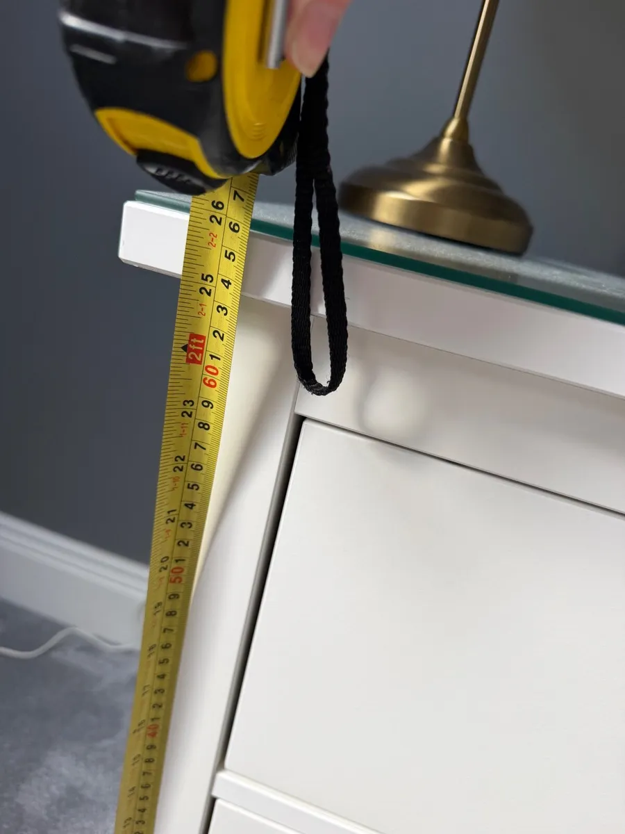 Two bedside lockers and lamps - Image 3