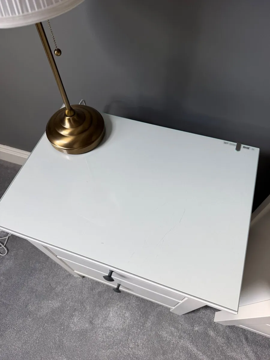 Two bedside lockers and lamps - Image 4