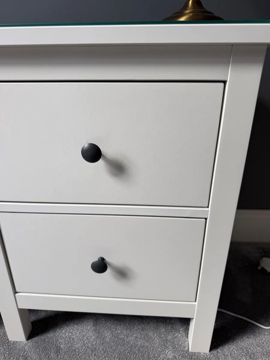 Two bedside lockers and lamps - Image 2