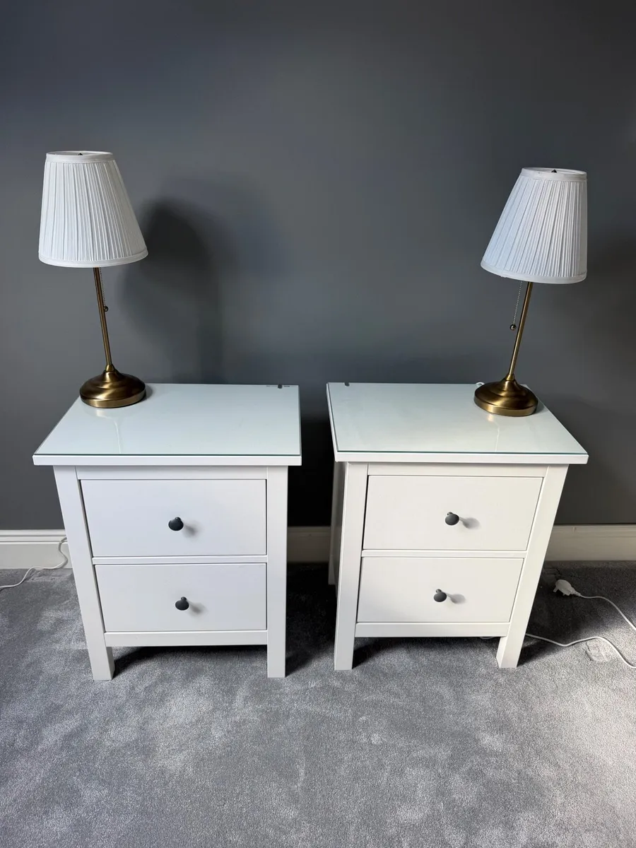 Two bedside lockers and lamps - Image 1