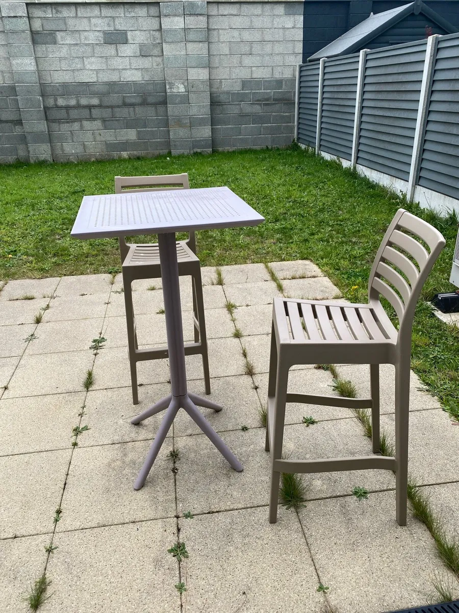 High chairs and table outdoor - Image 2