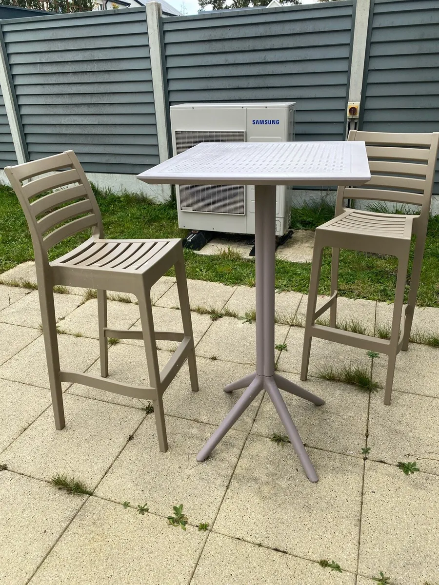 High chairs and table outdoor - Image 1