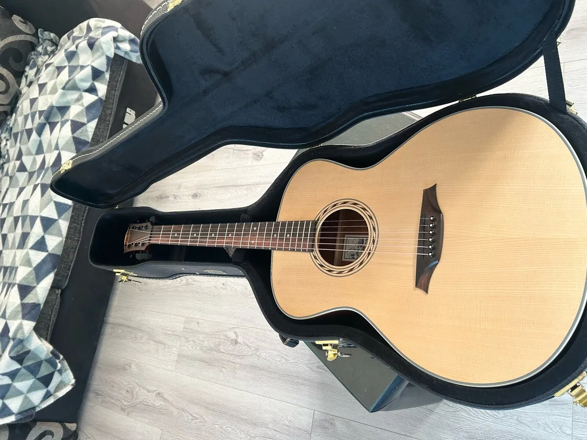 Guitar with hard case - Image 2