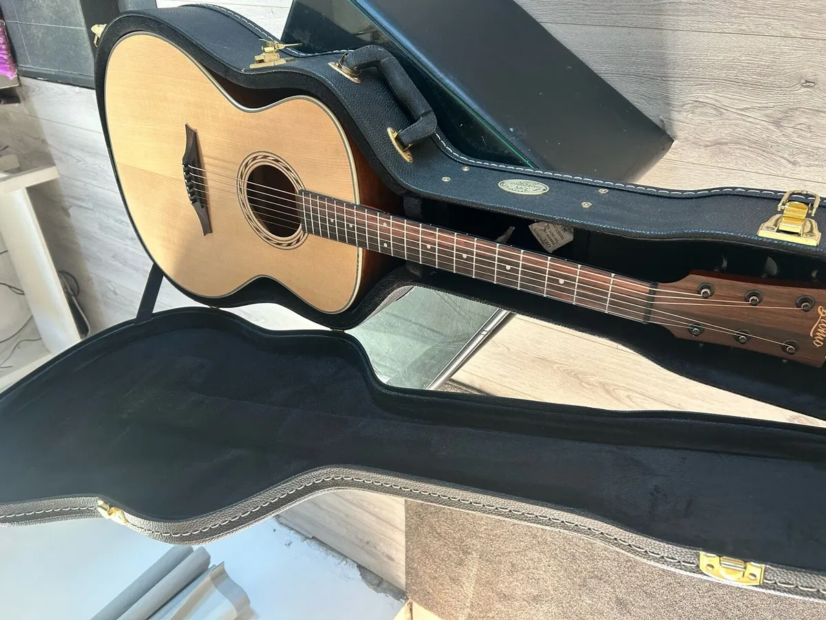Guitar with hard case - Image 4