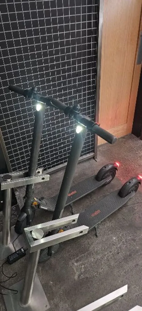 Segway Ninebot E25E Electric Scooter - Image 3