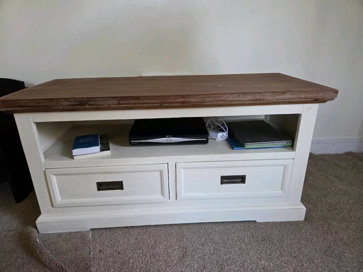 TV TABLE - Image 1