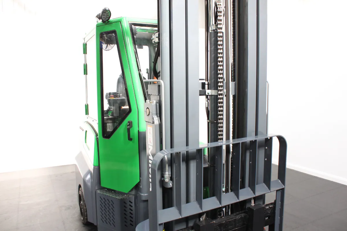 Mima mj20 Full Cab electric articulated forklift - Image 4
