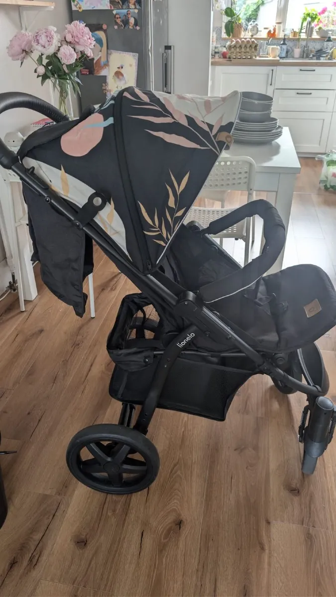Beautiful Lionelo Stroller - Excellent Condition - Image 2