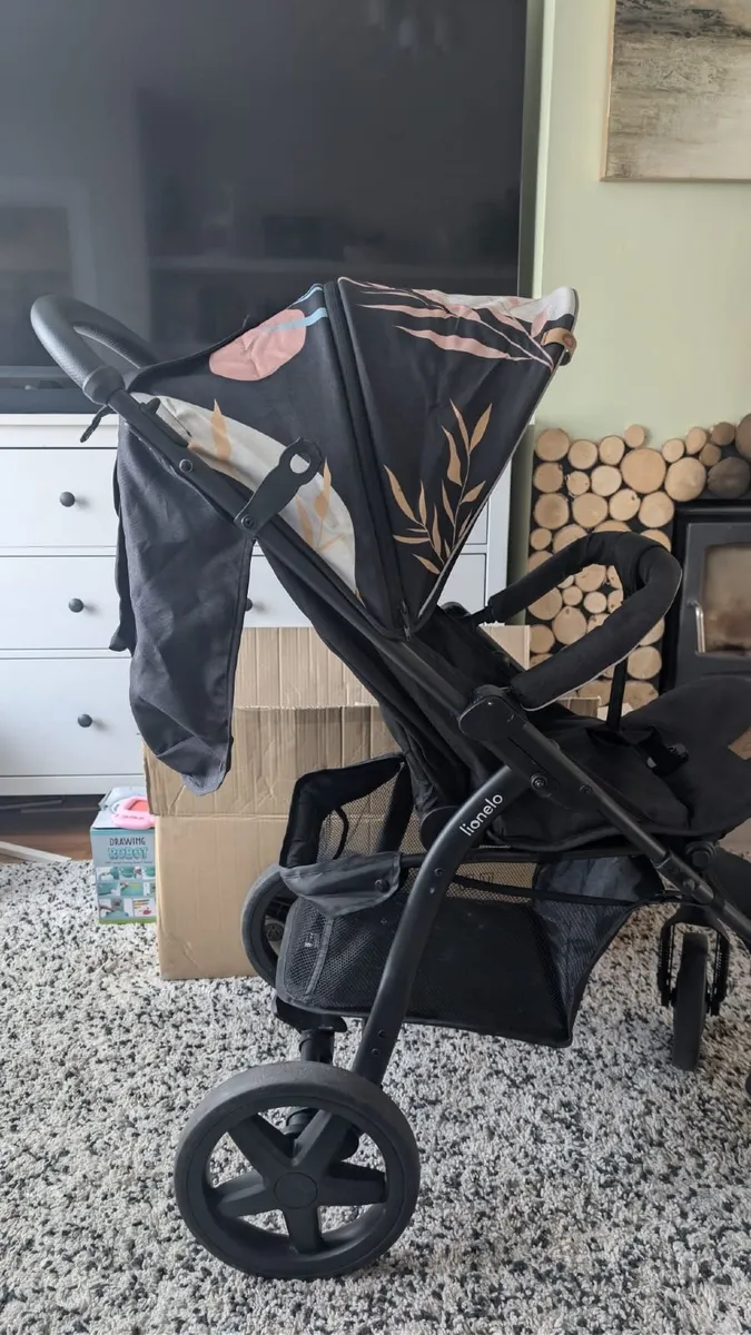 Beautiful Lionelo Stroller - Excellent Condition - Image 4