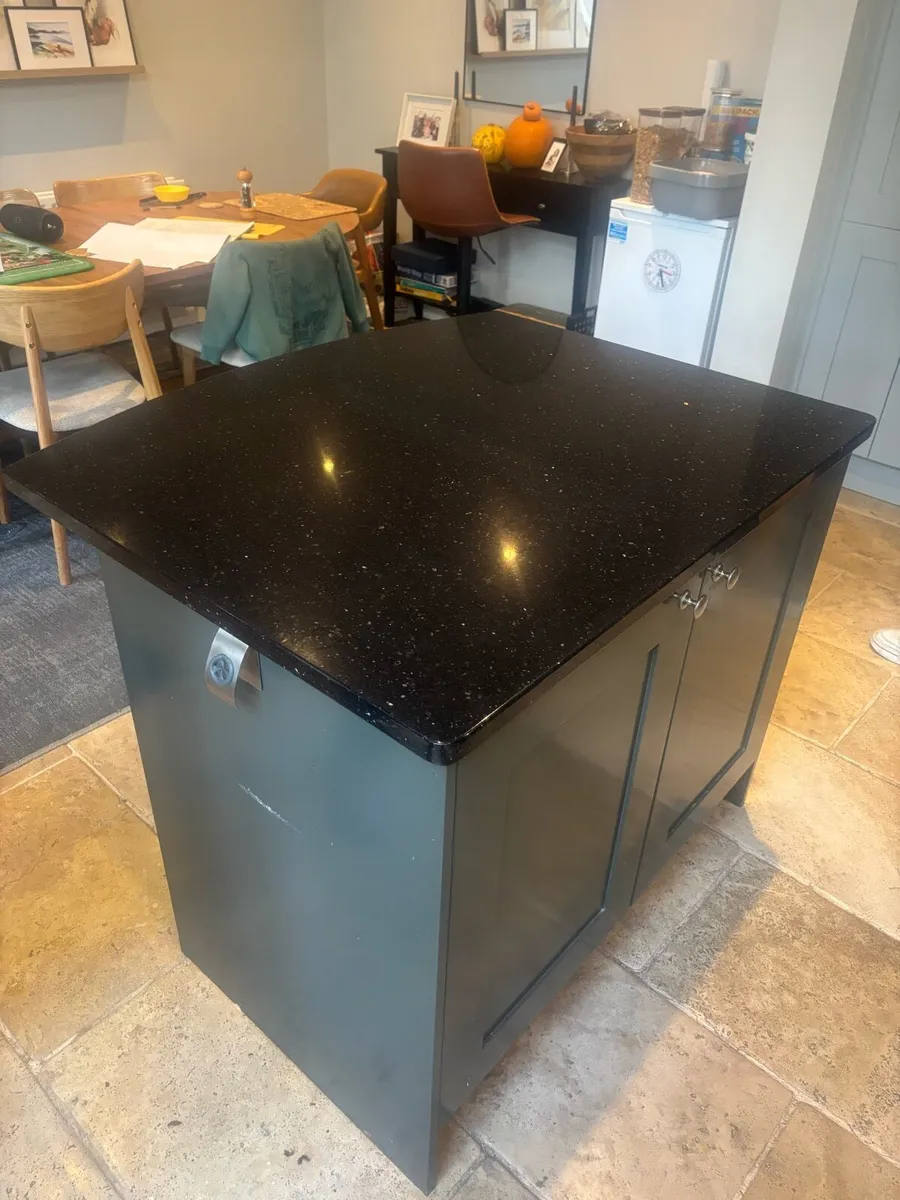 Granite island - Image 2
