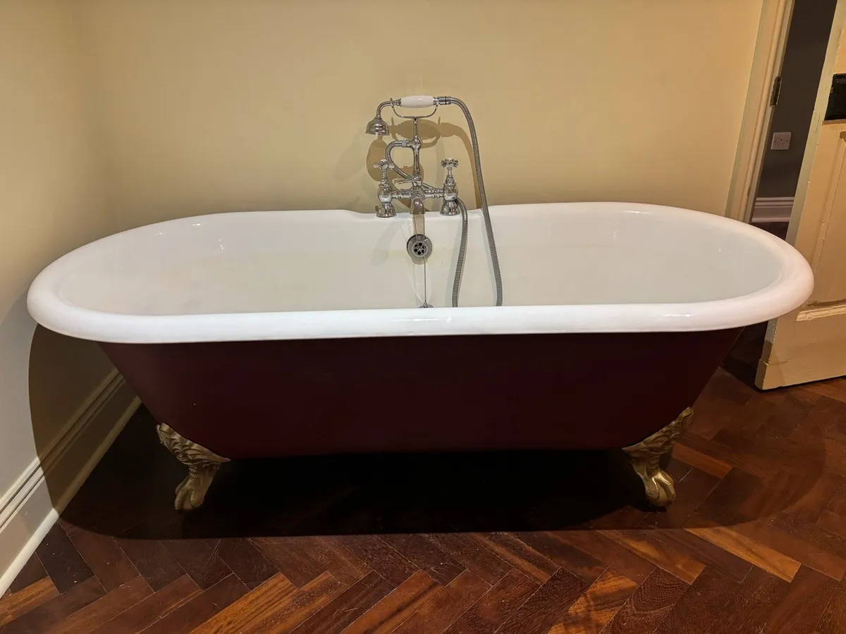 Freestanding cast-iron bath on clawed feet - Image 2