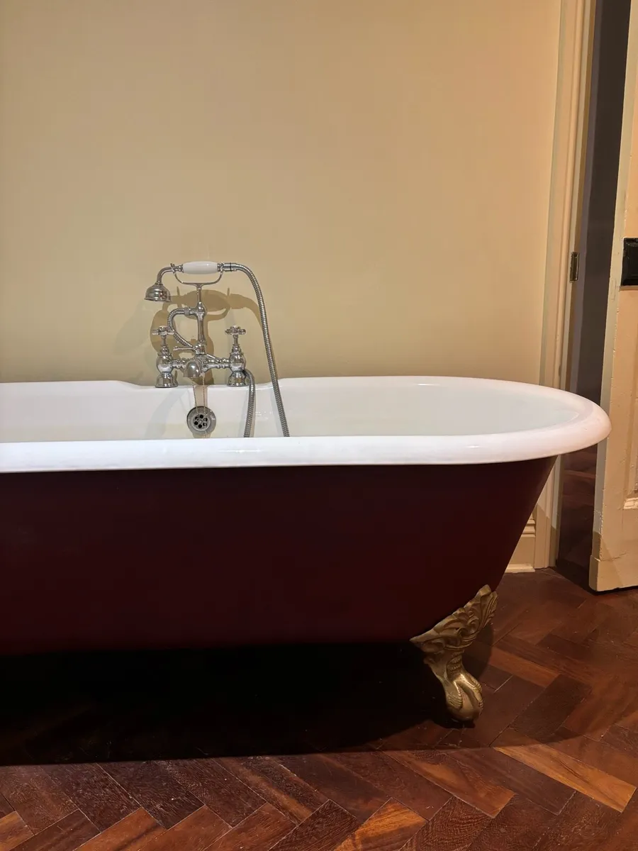 Freestanding cast-iron bath on clawed feet - Image 3