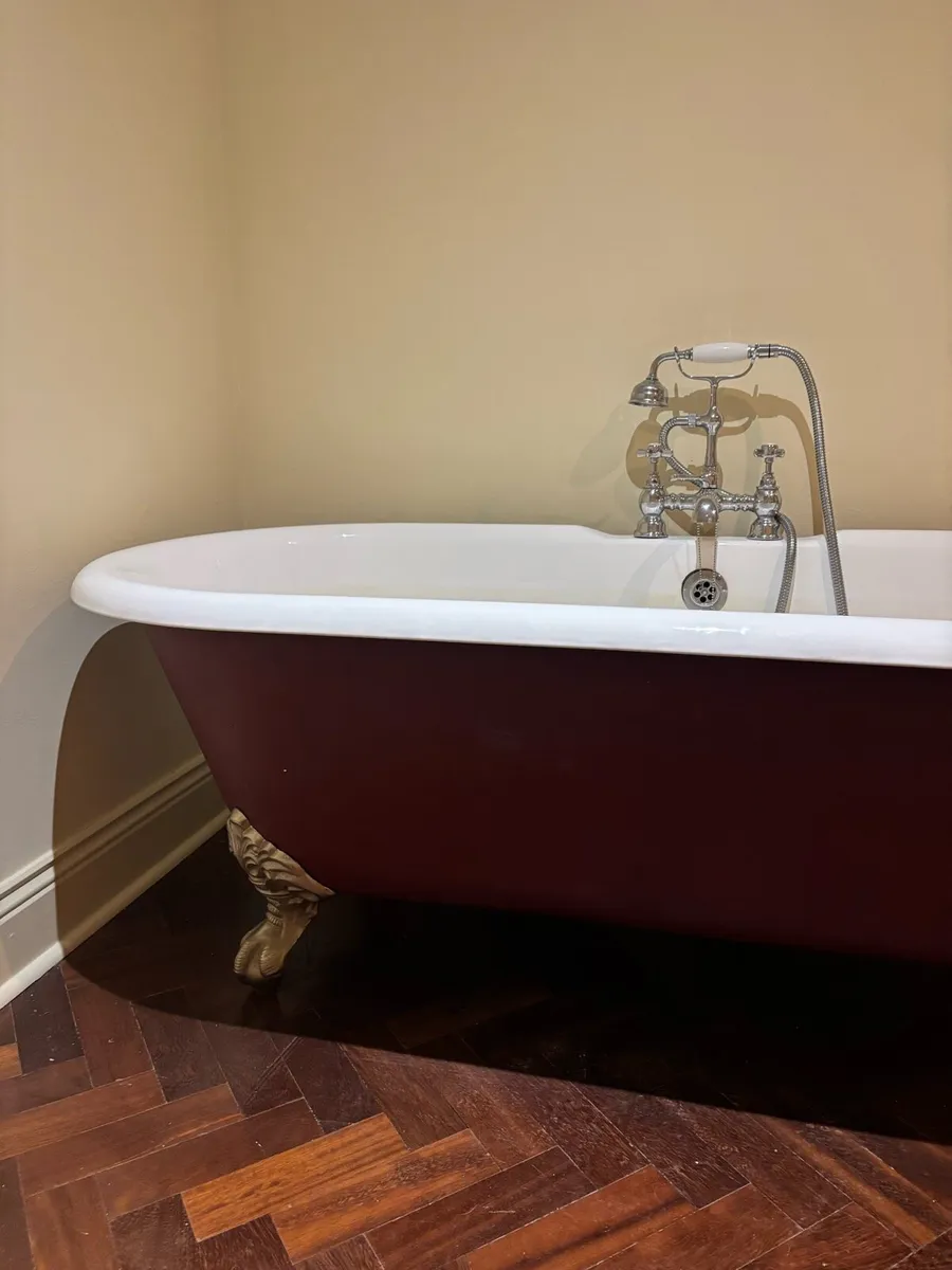 Freestanding cast-iron bath on clawed feet - Image 4