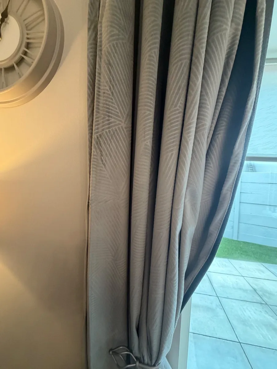 Curtains - Image 2
