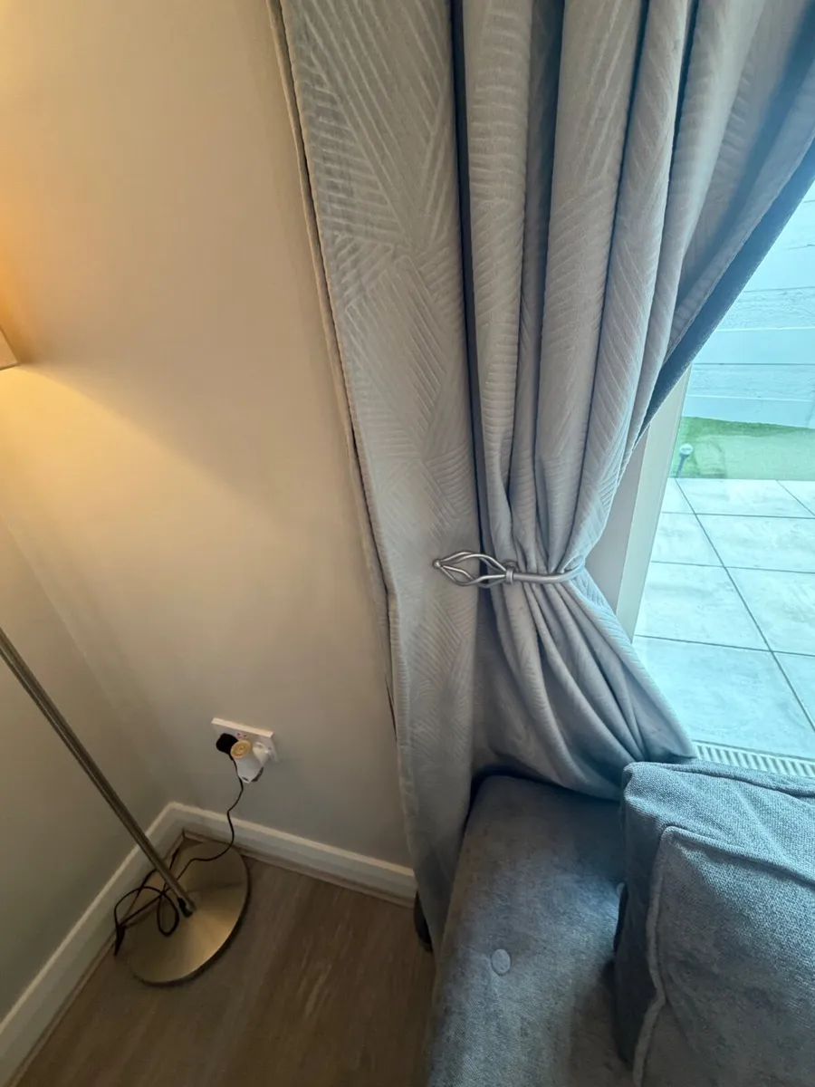 Curtains - Image 3