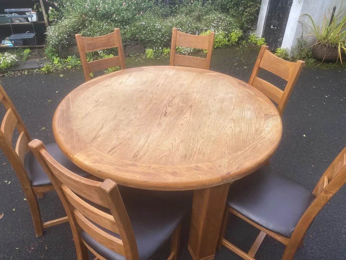 Round solid timber table & 6 chairs - Image 1