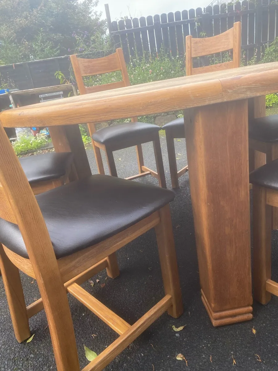 Round solid timber table & 6 chairs - Image 2
