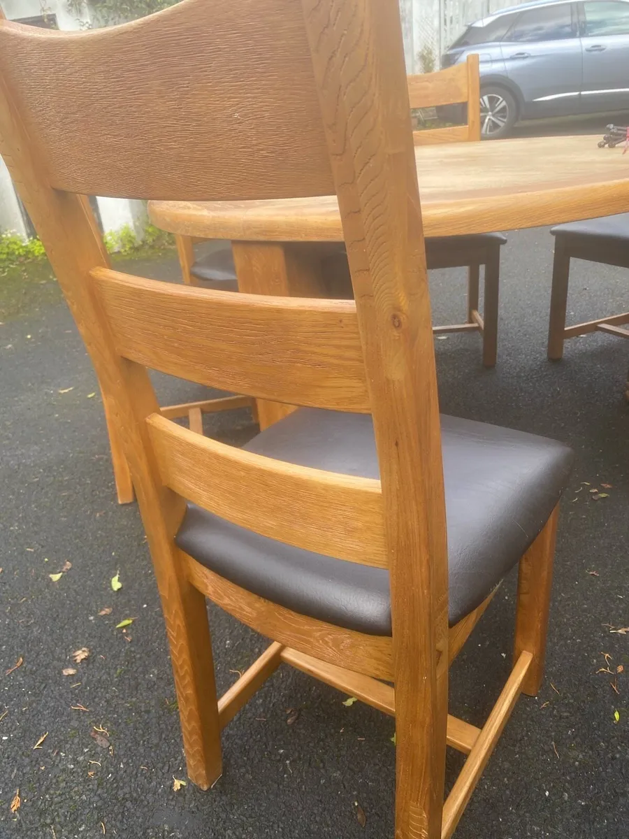 Round solid timber table & 6 chairs - Image 3