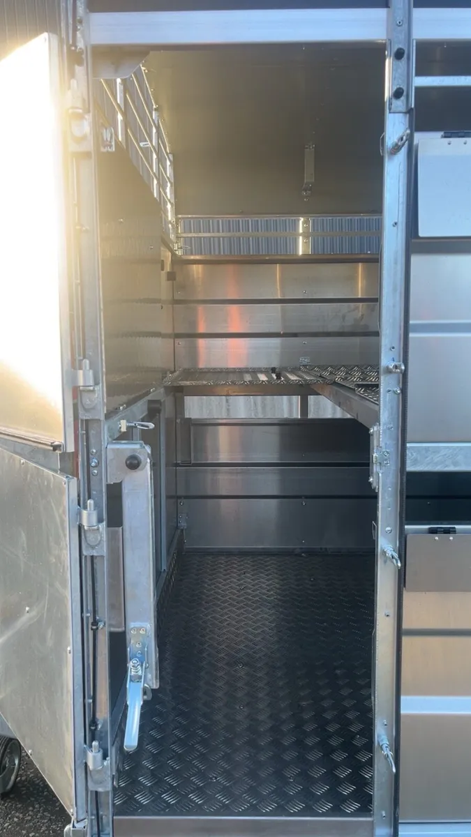 M-Tec livestock trailer with decks - Image 4
