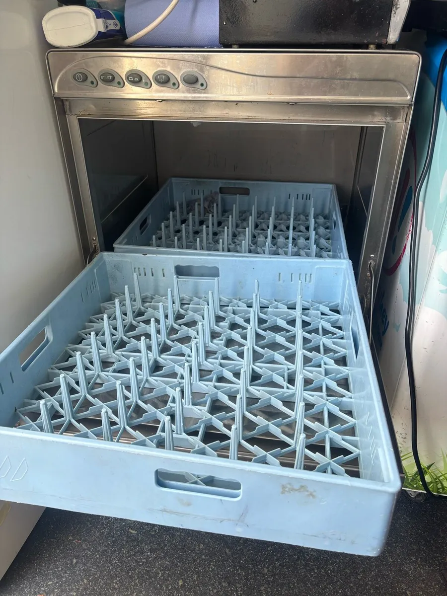 Commercial dishwasher - Image 2