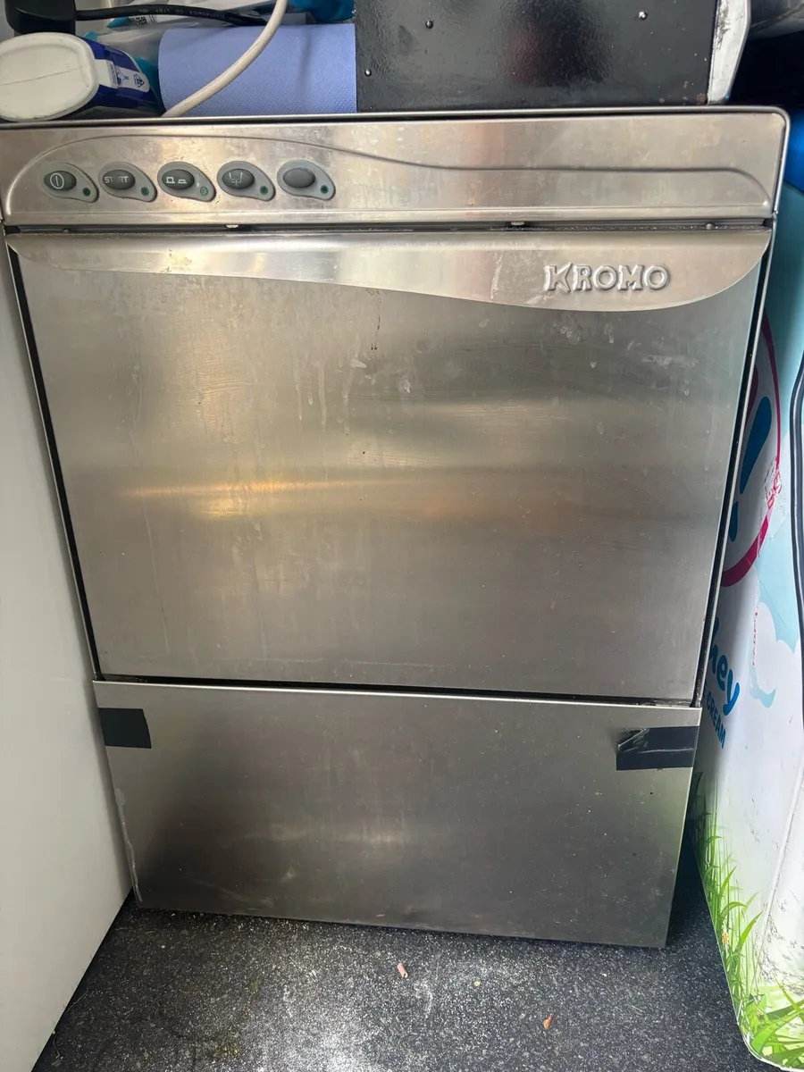 Commercial dishwasher - Image 1