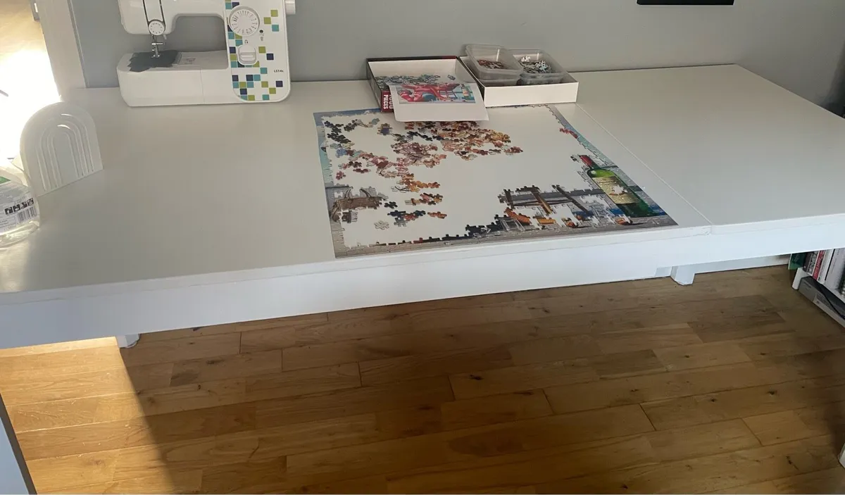 Extendable dining table - Image 1