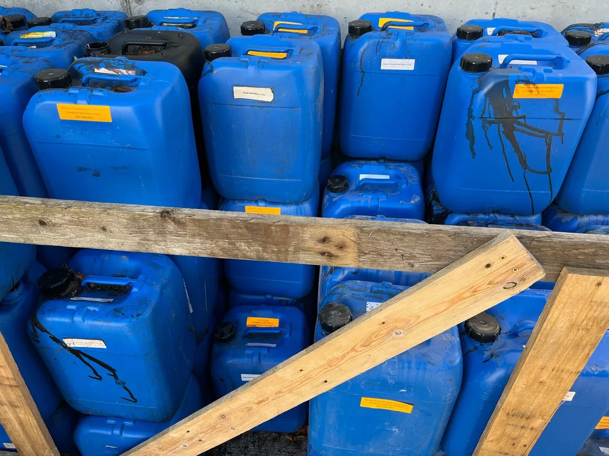 25L plastic drums and lids - Image 2