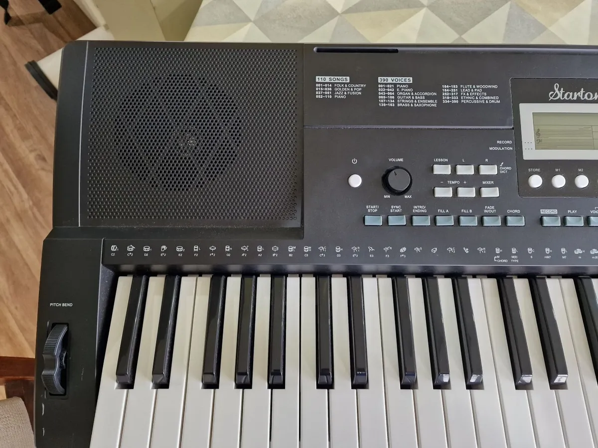 Electric piano keyboard - Image 1