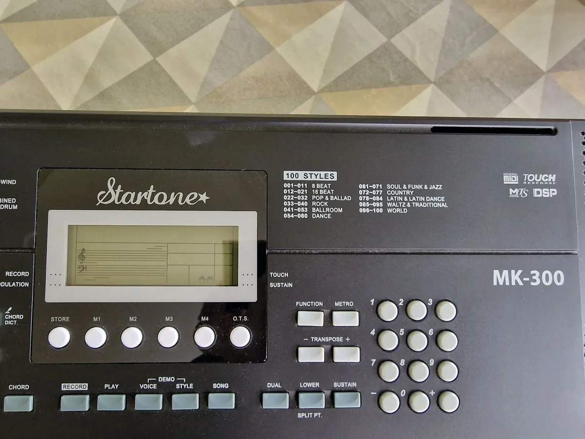 Electric piano keyboard - Image 2