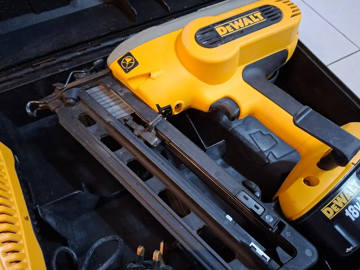 Dewalt DC618 2nd Fix Nail Gun 18v - Image 3