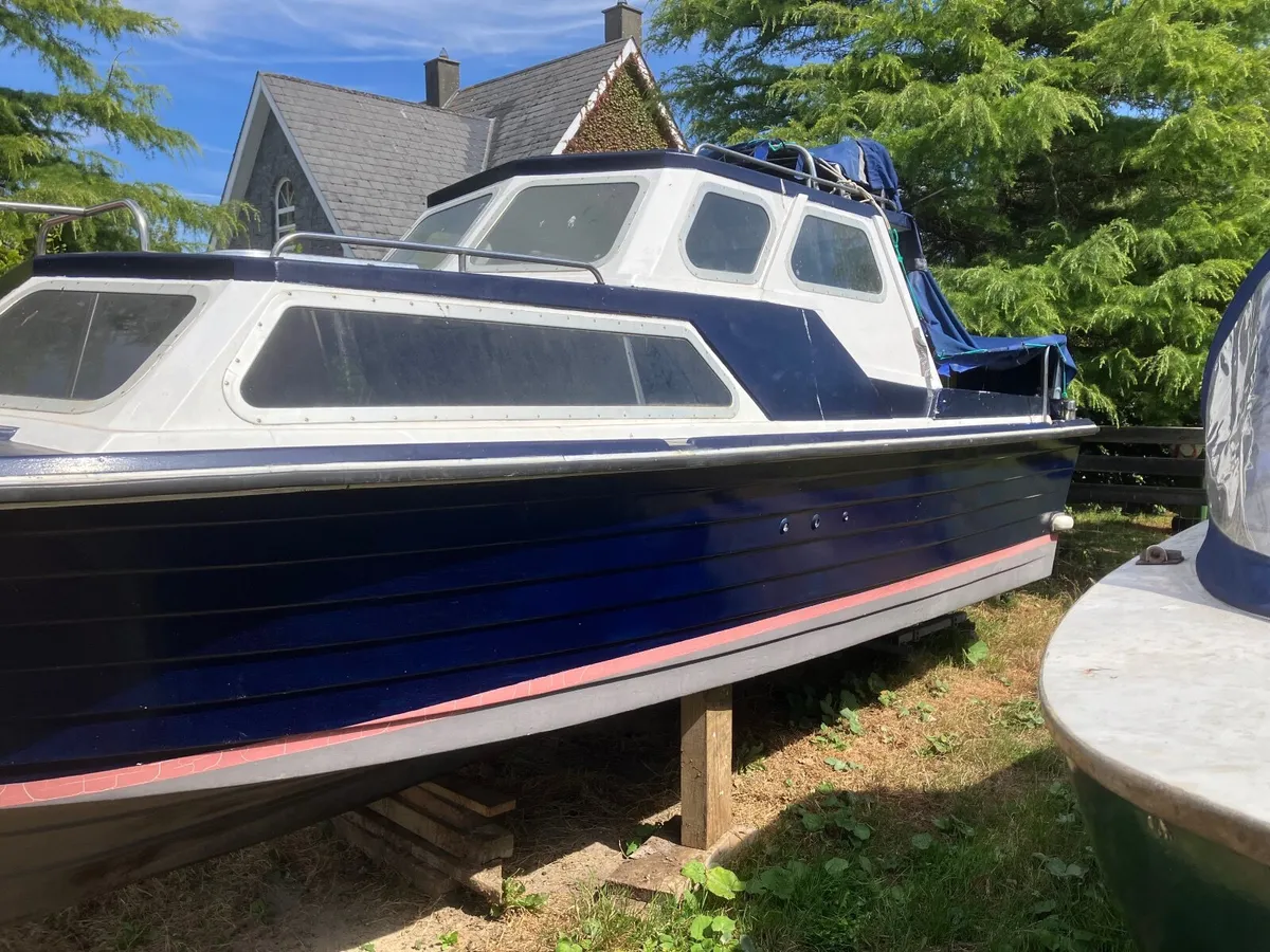 €500  24FT TEAL CABIN CRUISER NO ENGINE NO TRAILER - Image 2