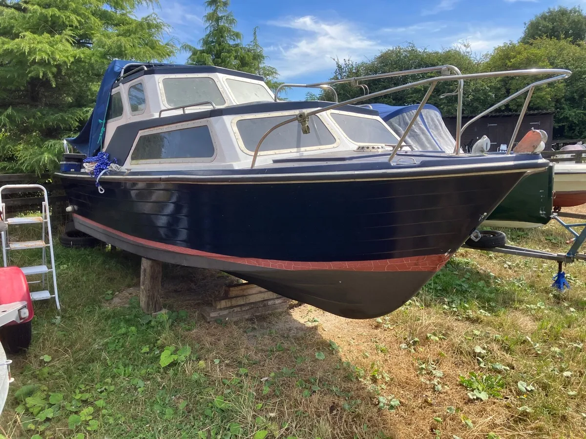 €500  24FT TEAL CABIN CRUISER NO ENGINE NO TRAILER - Image 3