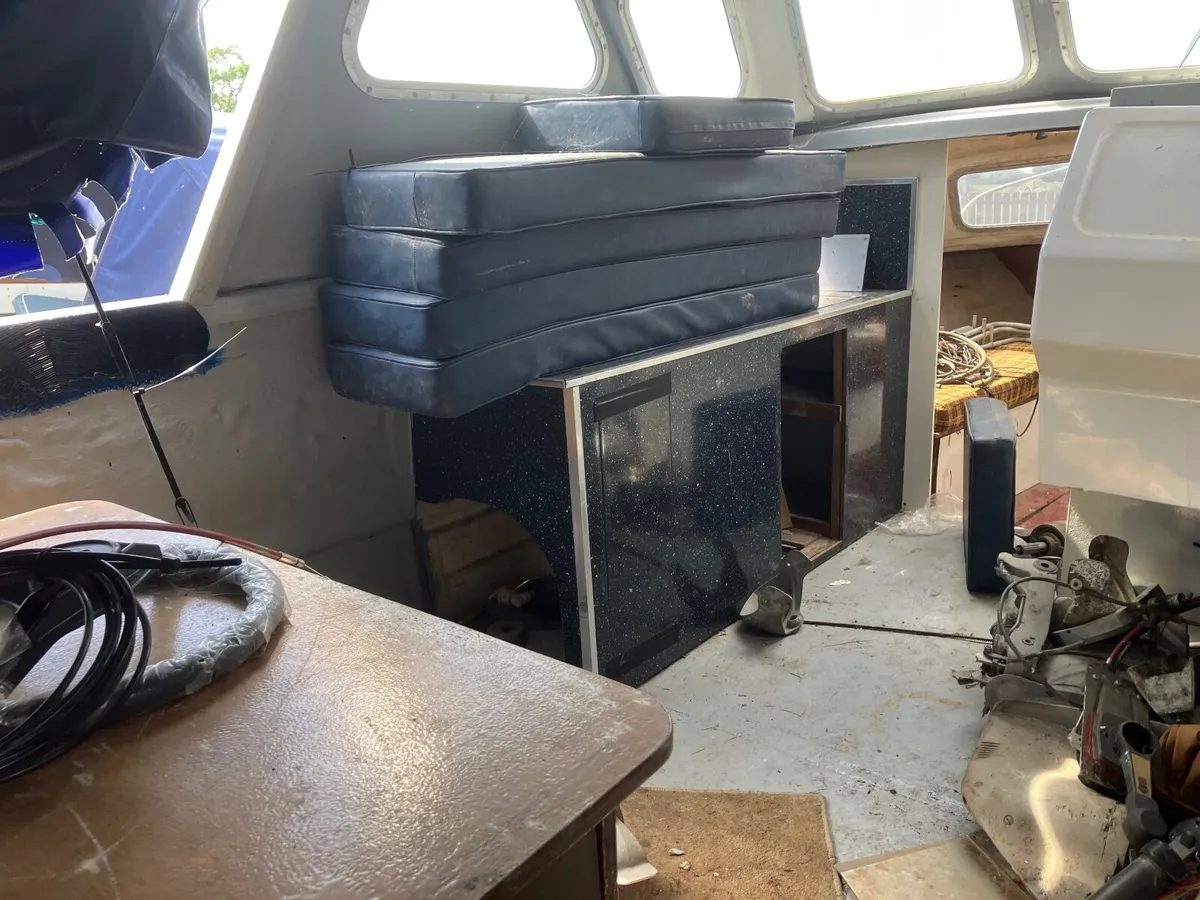 €500  24FT TEAL CABIN CRUISER NO ENGINE NO TRAILER - Image 4