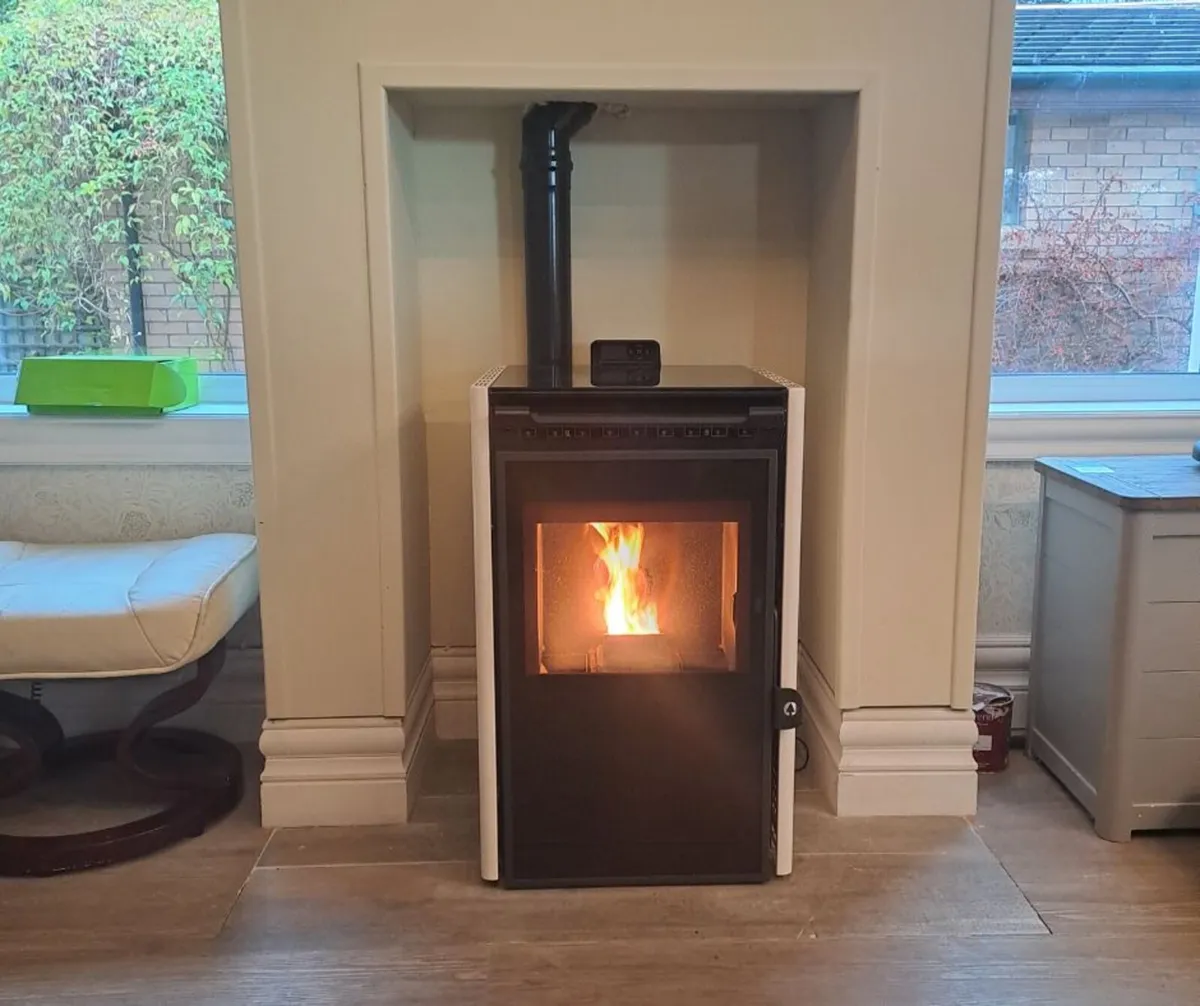 Used, small 2.5-6kw wood pellet stove - Image 1