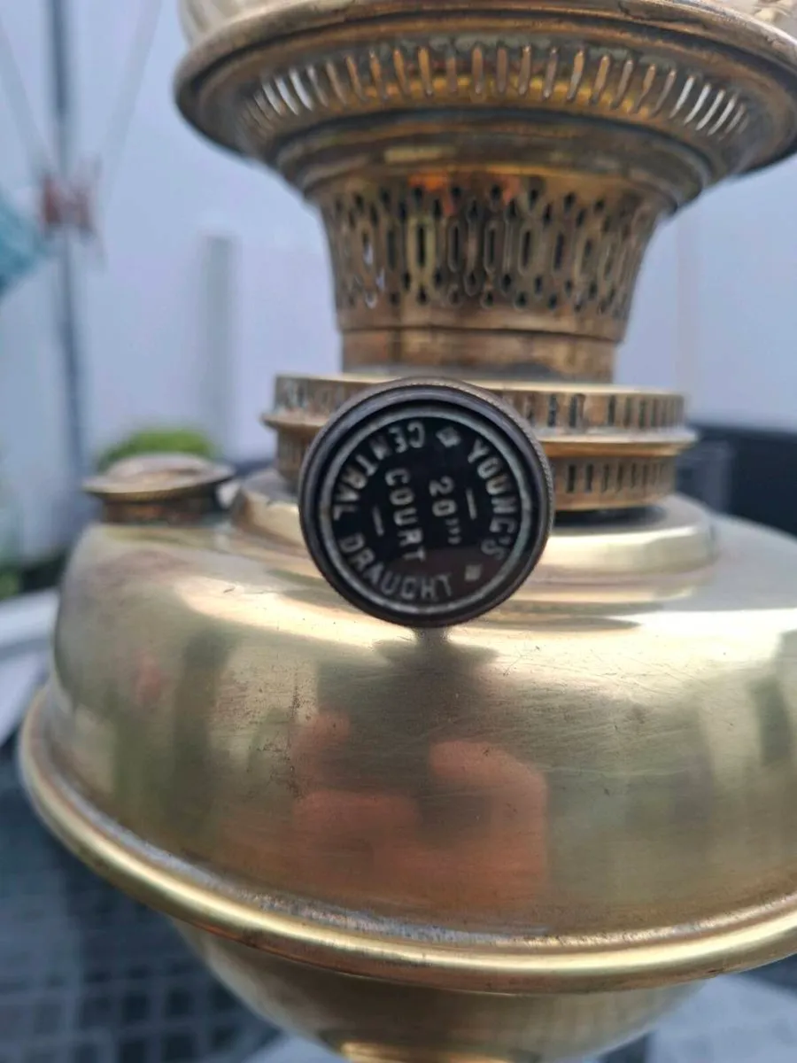 Beautiful Quality Antique Victorian Brass Oil Lamp - Image 3