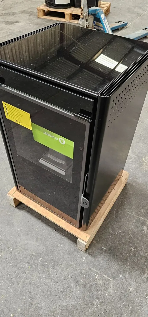 Ex display, UNLIT, small 2.5-6kw wood pellet stove - Image 1