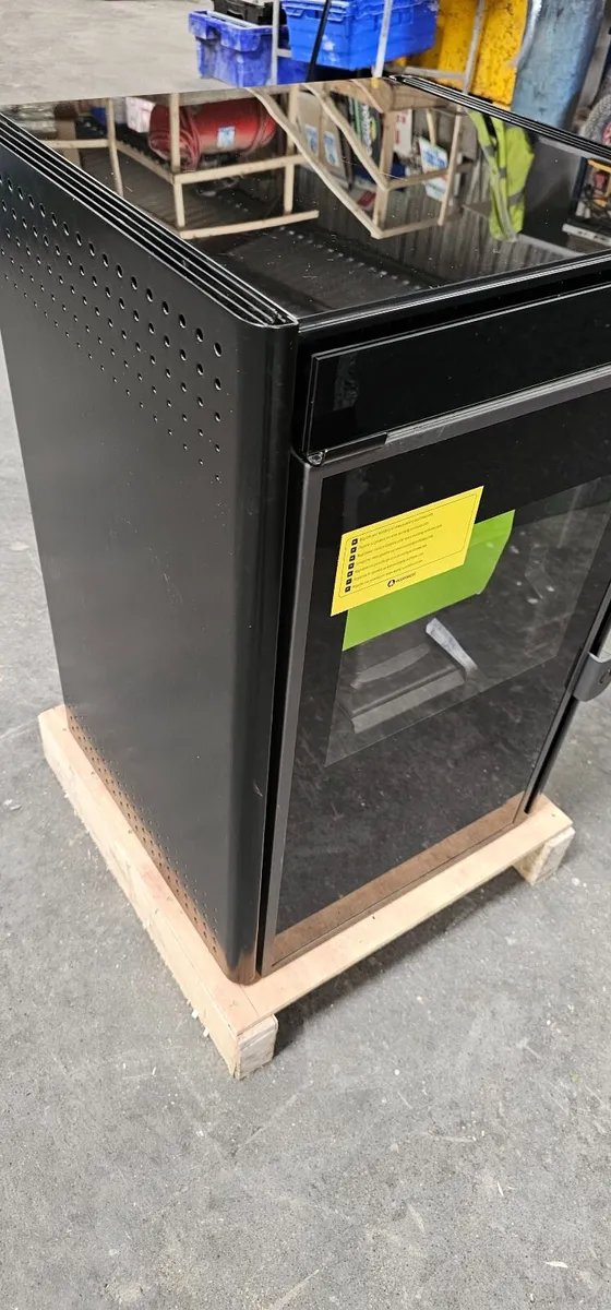 Ex display, UNLIT, small 2.5-6kw wood pellet stove - Image 2