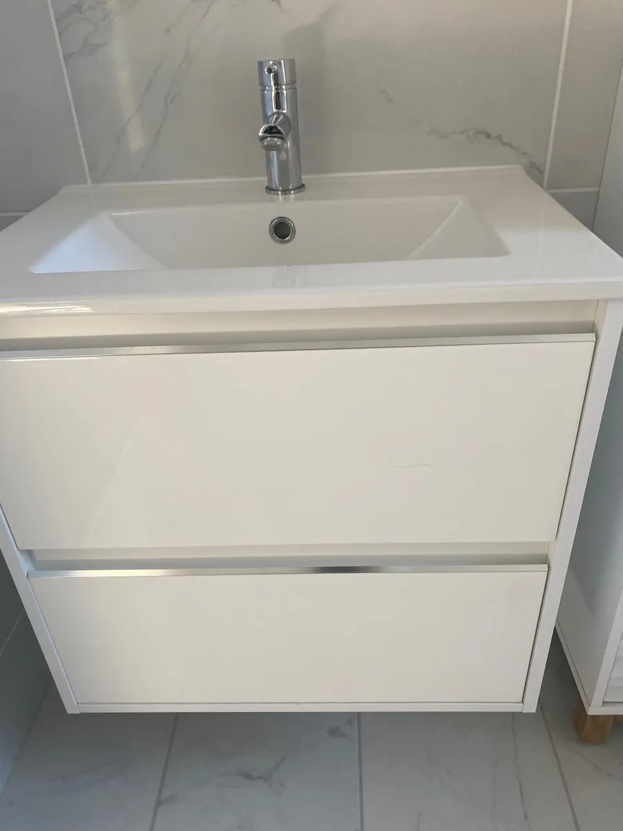 Wall hanging sink unit - Image 3