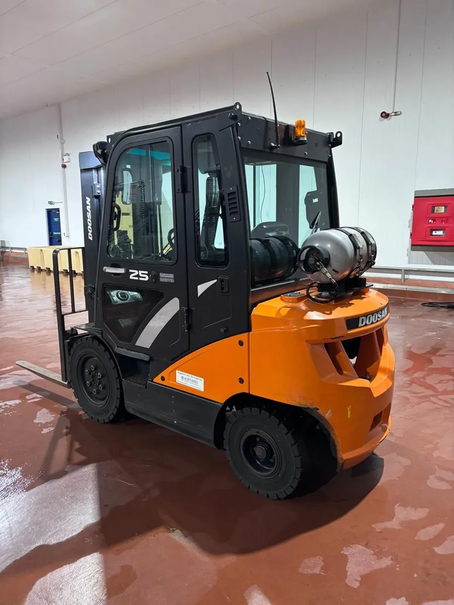 2.5t, Doosan LPG Forklift for Sale - Image 1