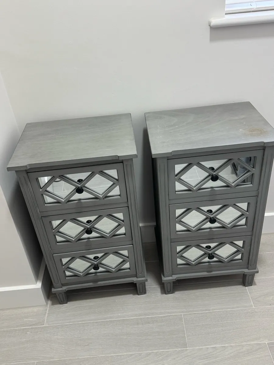 2 mirrored lockers - Image 1