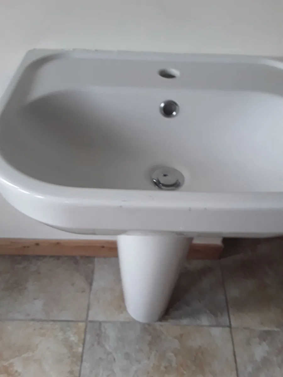 Tall white sink  doesn't come with a tap - Image 1
