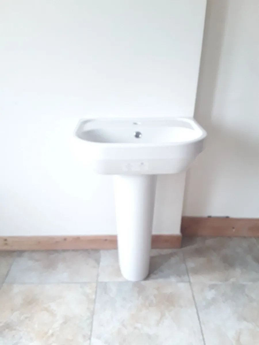 Tall white sink  doesn't come with a tap - Image 2