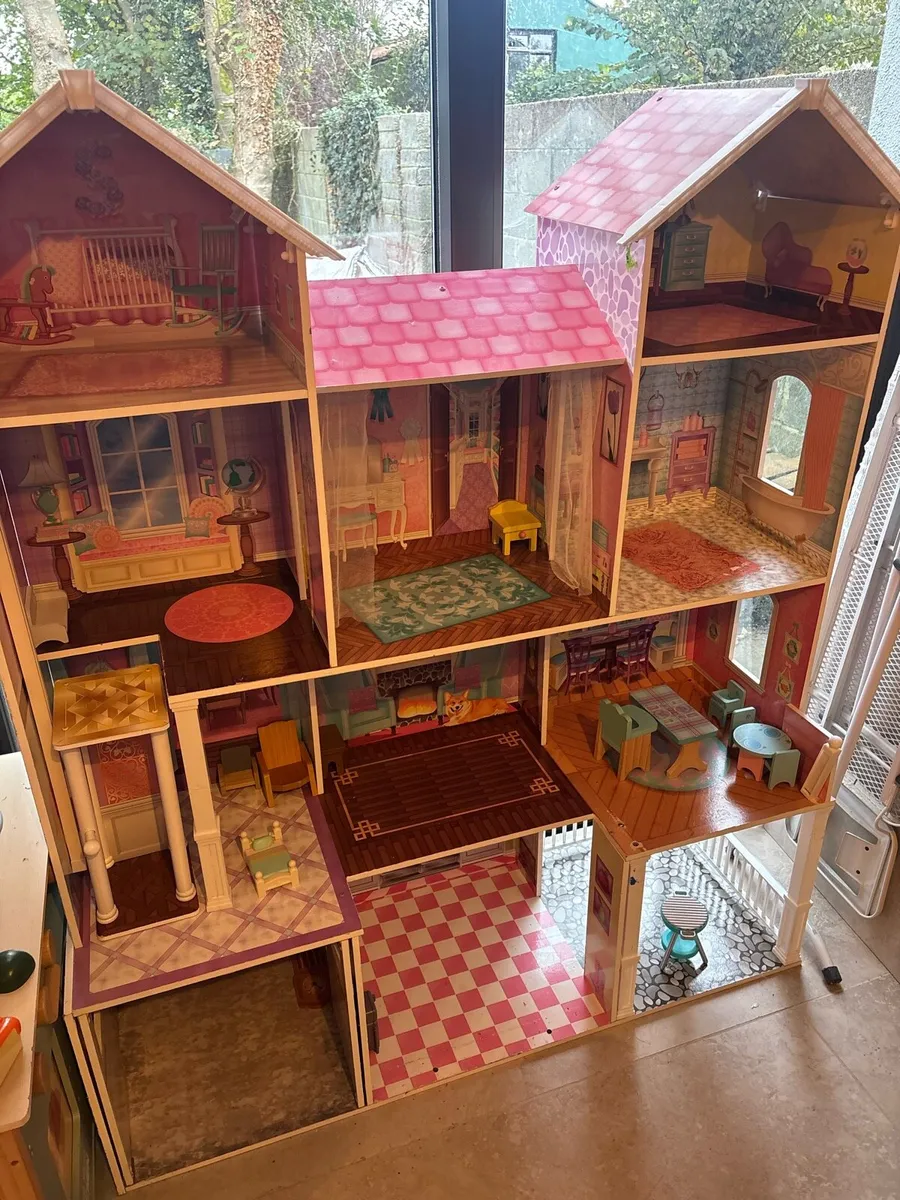 Giant doll house - Image 1