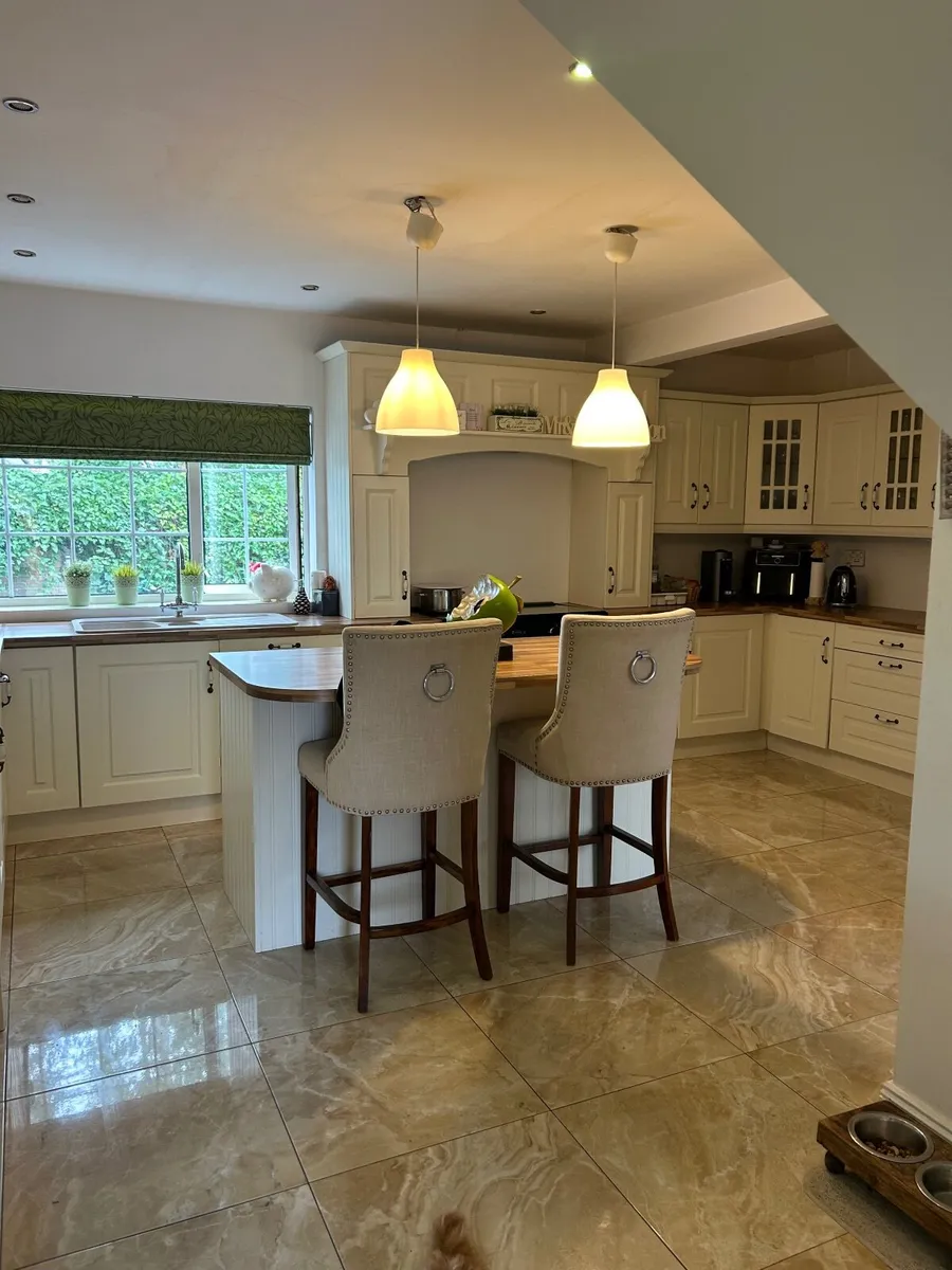Cream Kitchen - Image 1