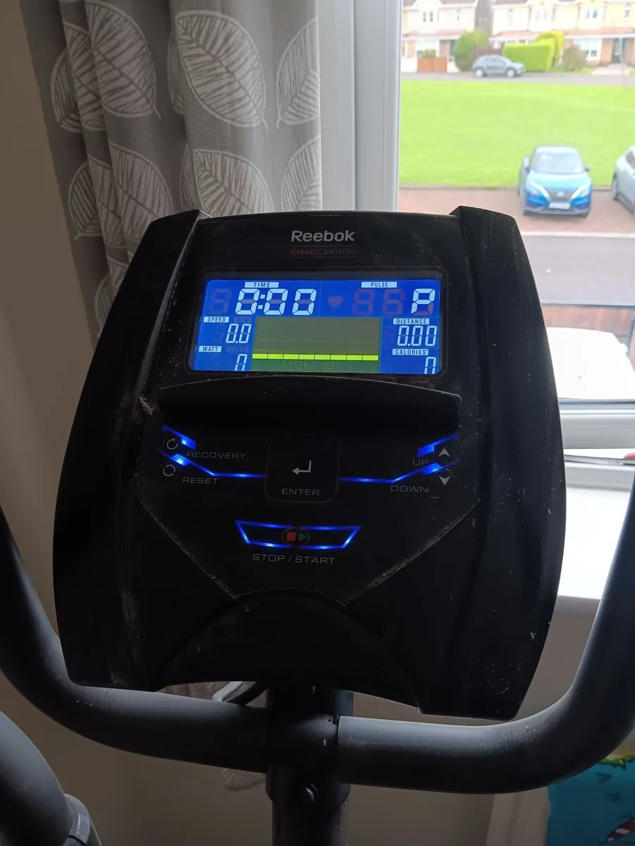 Gx40 reebok cross trainer - Image 1