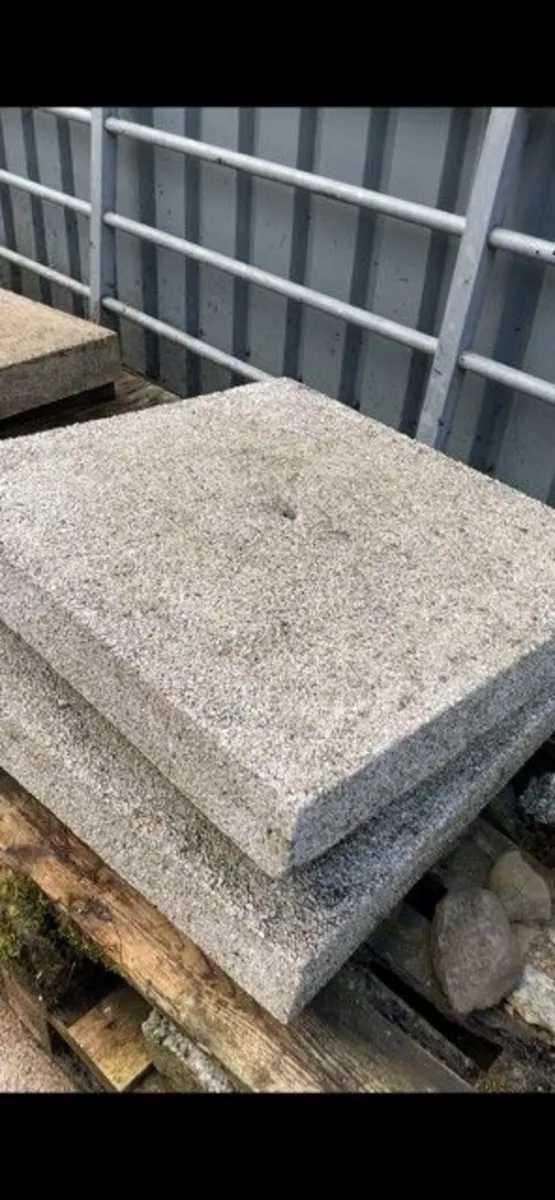 Reconstituted Granite Pier caps 28'' - Drilled - Image 3