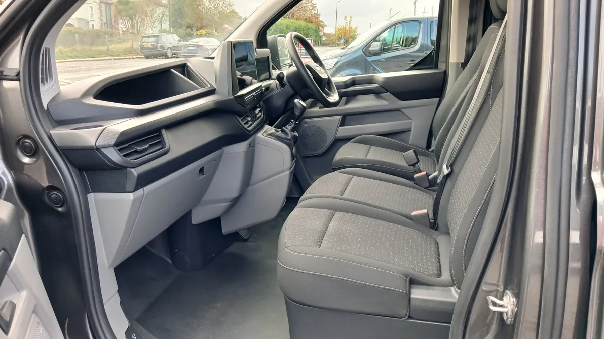 252 FORD CUSTOM L1 TREND NEW SHAPE 16K KMS.EXTRAS! - Image 4