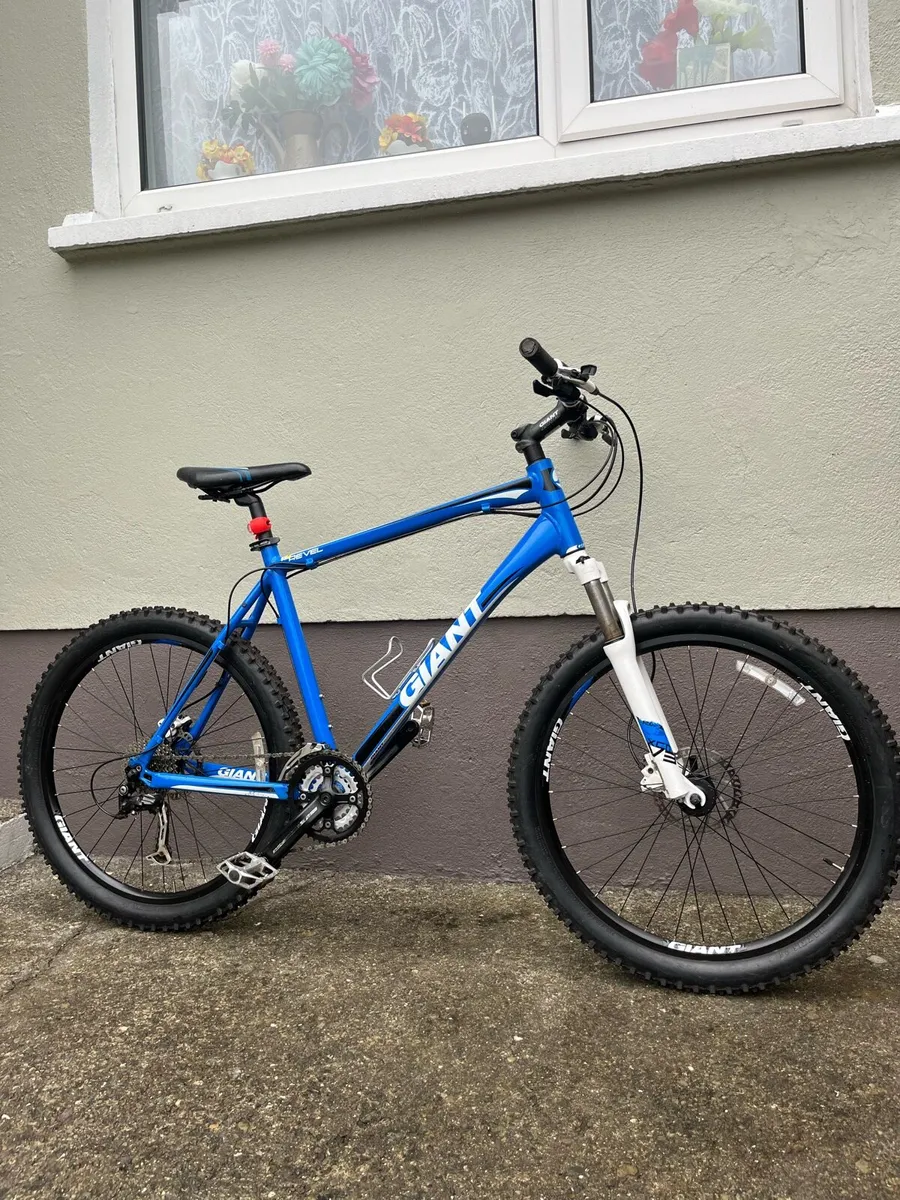Giant Revel mountain bike - Image 1