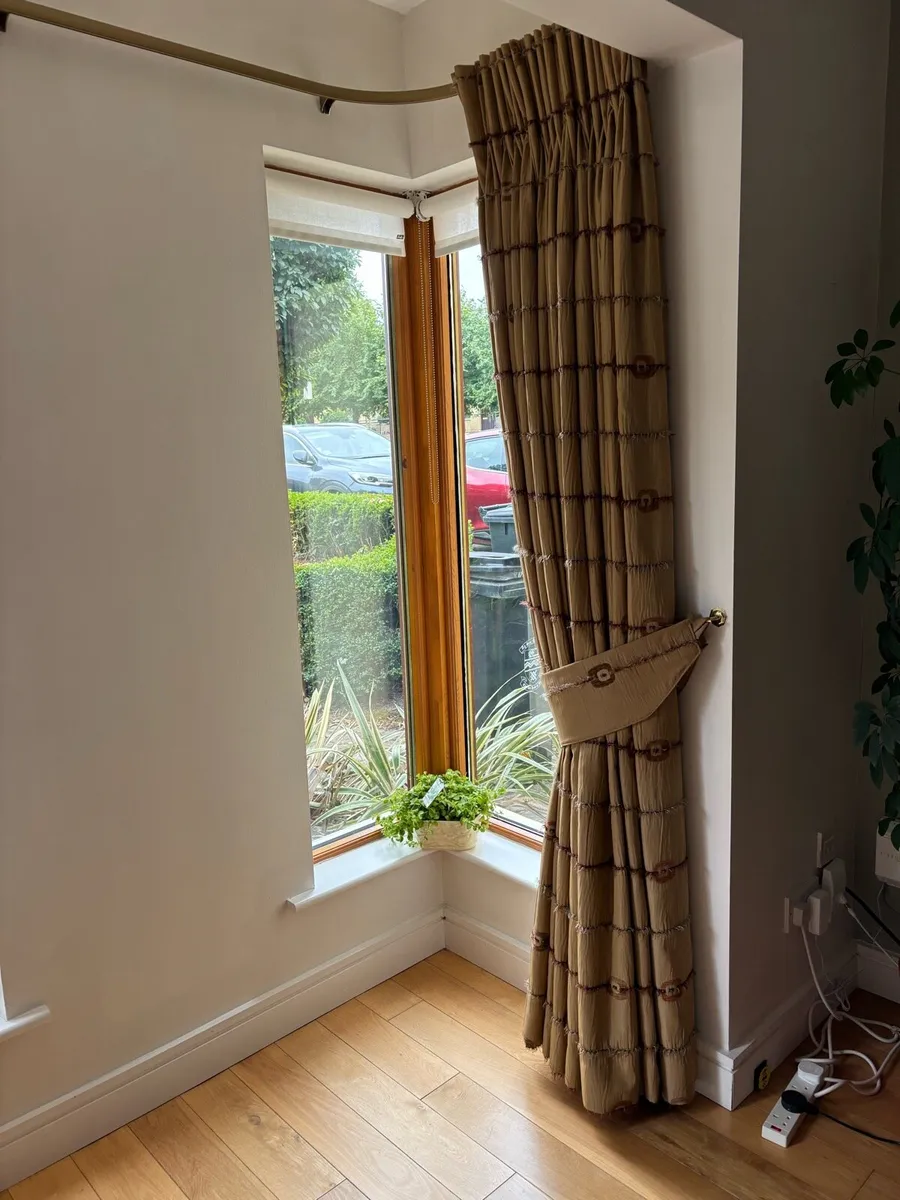 Curtains - Image 2